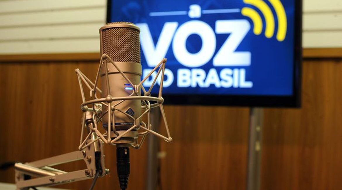 Governo regulamenta regras de retransmissao de A Voz do Brasil www.aquitemtrabalho.com.br